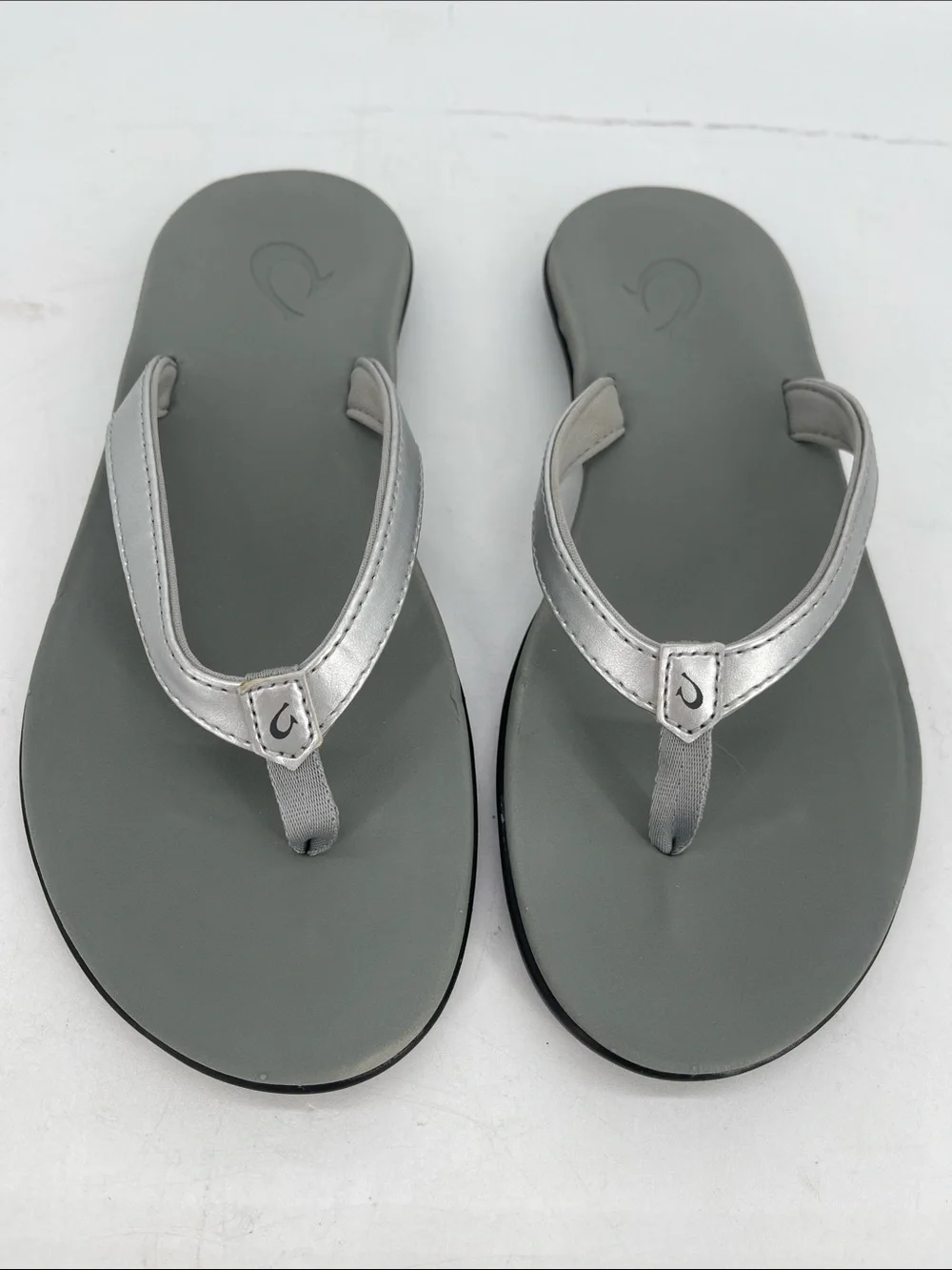 OluKai Women’s Silver and Gray Flip Flop Sandals Size 6.5